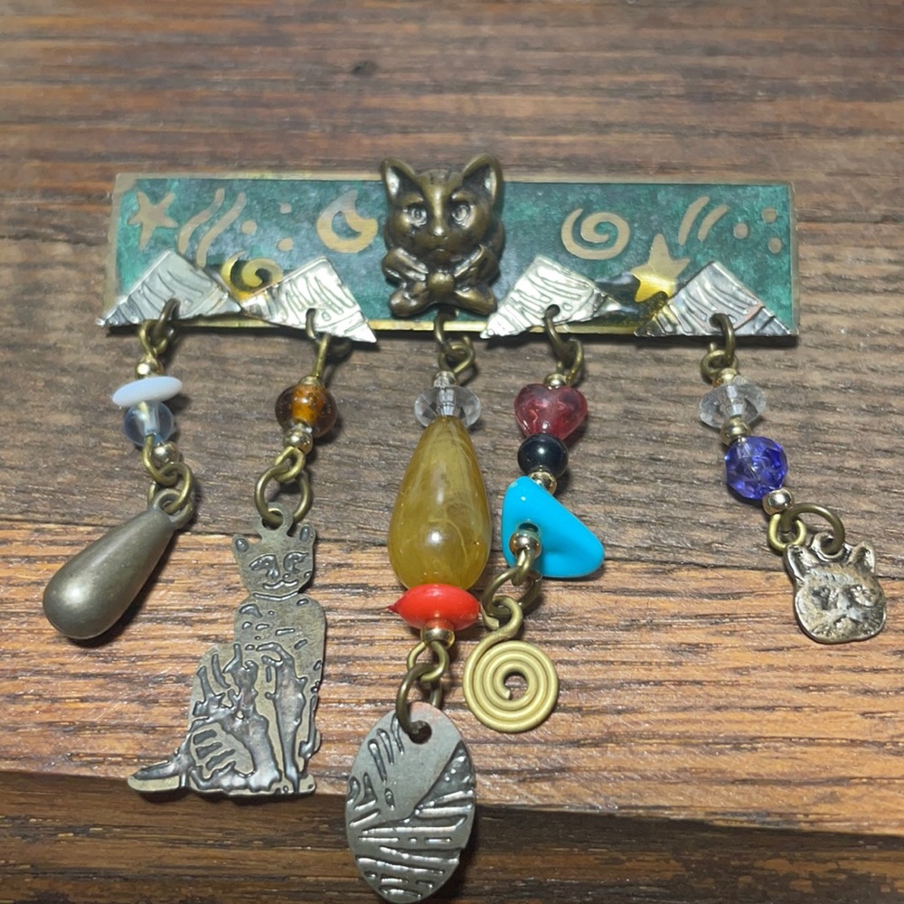 VINTAGE CATS AND NATURAL STONES BROOCH